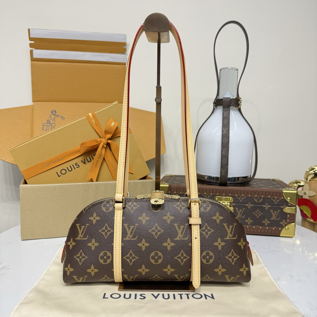 LV M28953 Squire East West