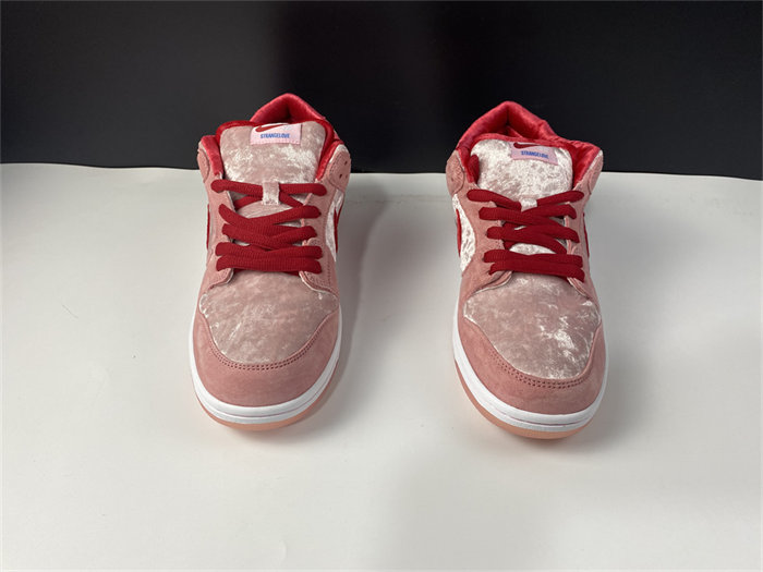 NK SB Dunk Low StrangeLove Skateboards CT2552-800