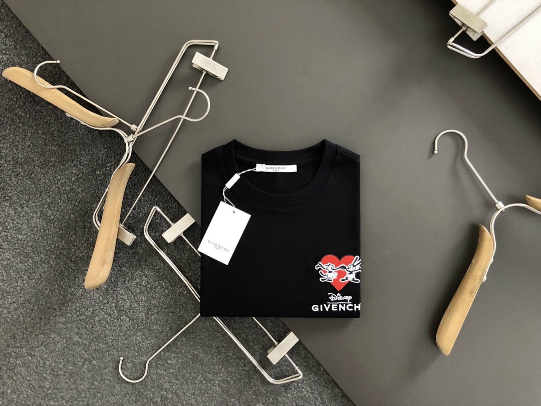 GVC Cartoon embroidery classic logo of love t-shirt