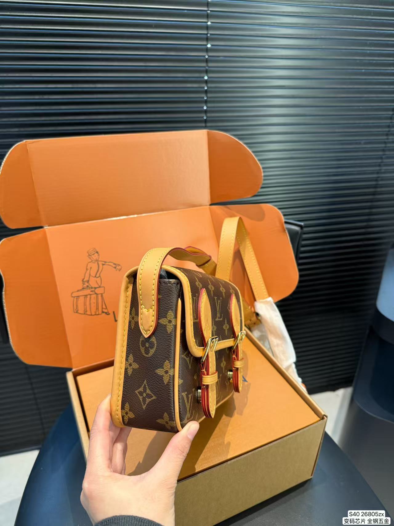 LV SATCHEL M26805 15*6*19.5CM