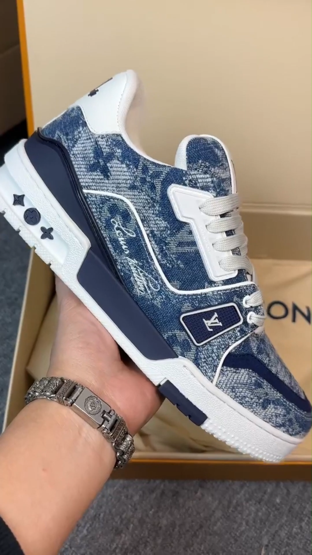 LV  Trainer