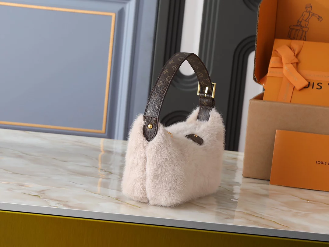 Small Size 7.3″x4.3″x2.6″ Fluffy Handbag with Adjustable Strap BB-921955