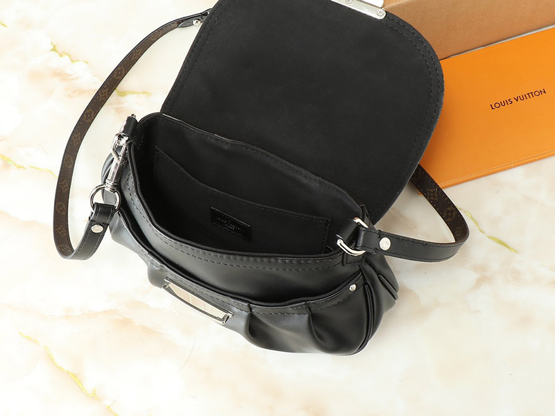 Black Leather 10.6″x7.1″x1.2″ Handbag with Strap BB-921486