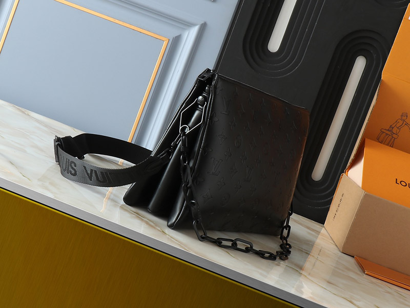 Black Leather 13.4″x9.4″x4.7″ Chains Handbag with Adjustable Strap BB-921490