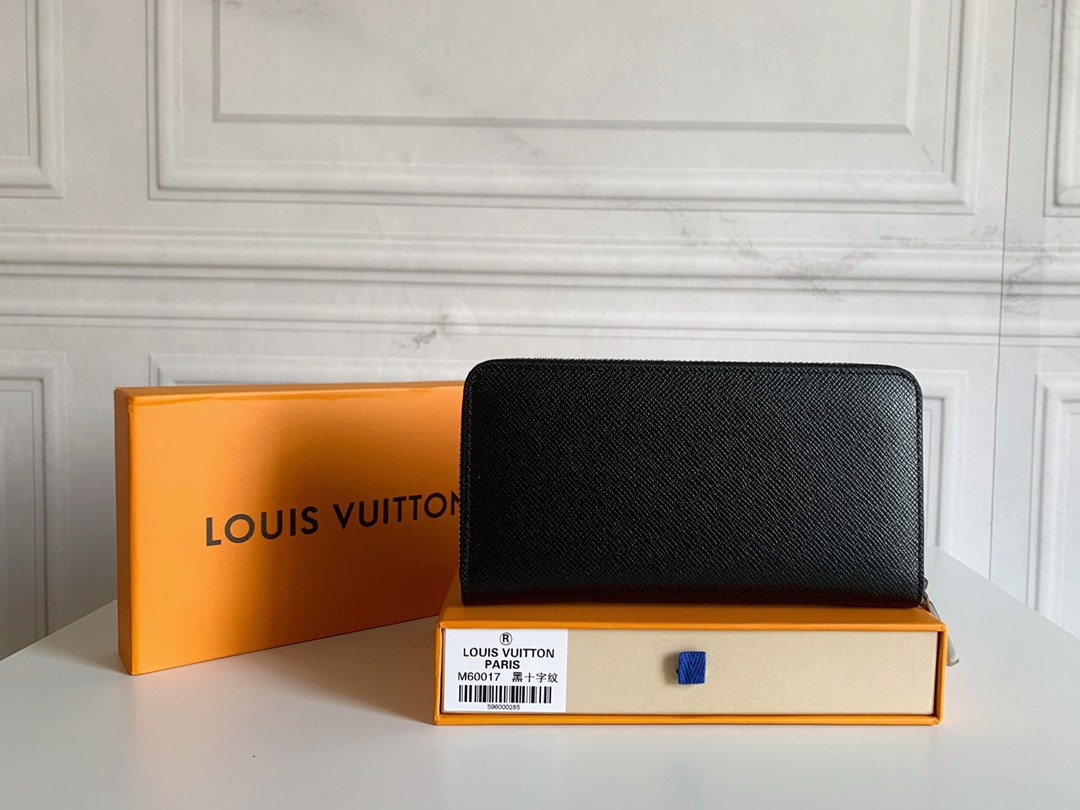 Q07：Louis Vuitton Zippy Wallet in Taiga Leather