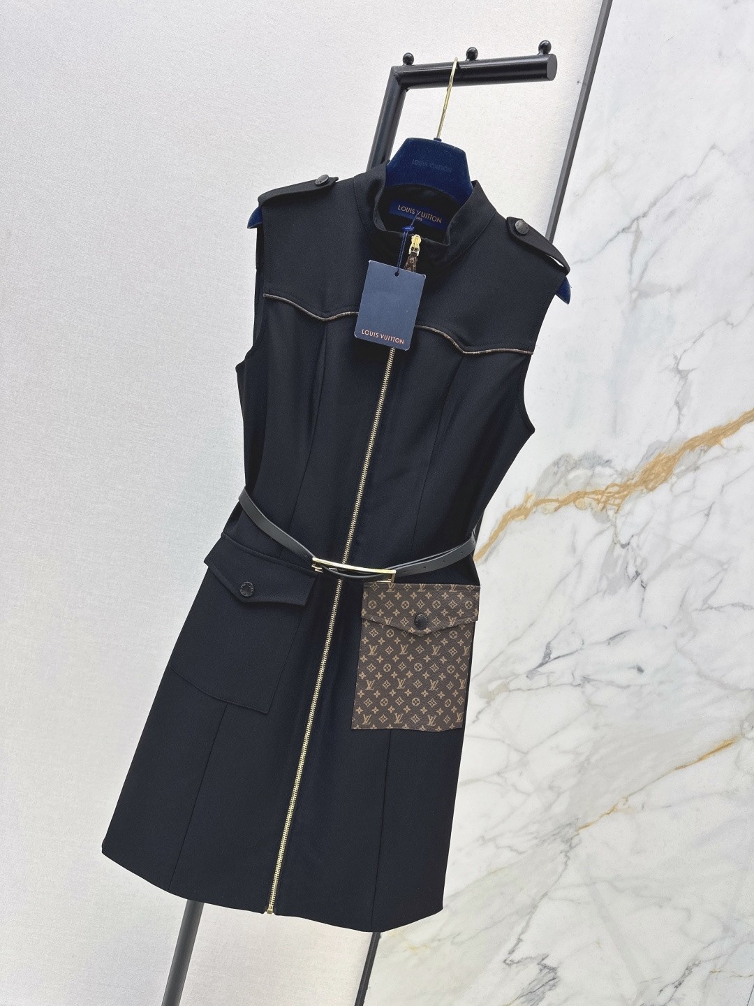 LV A sleeveless dress（Women's style）