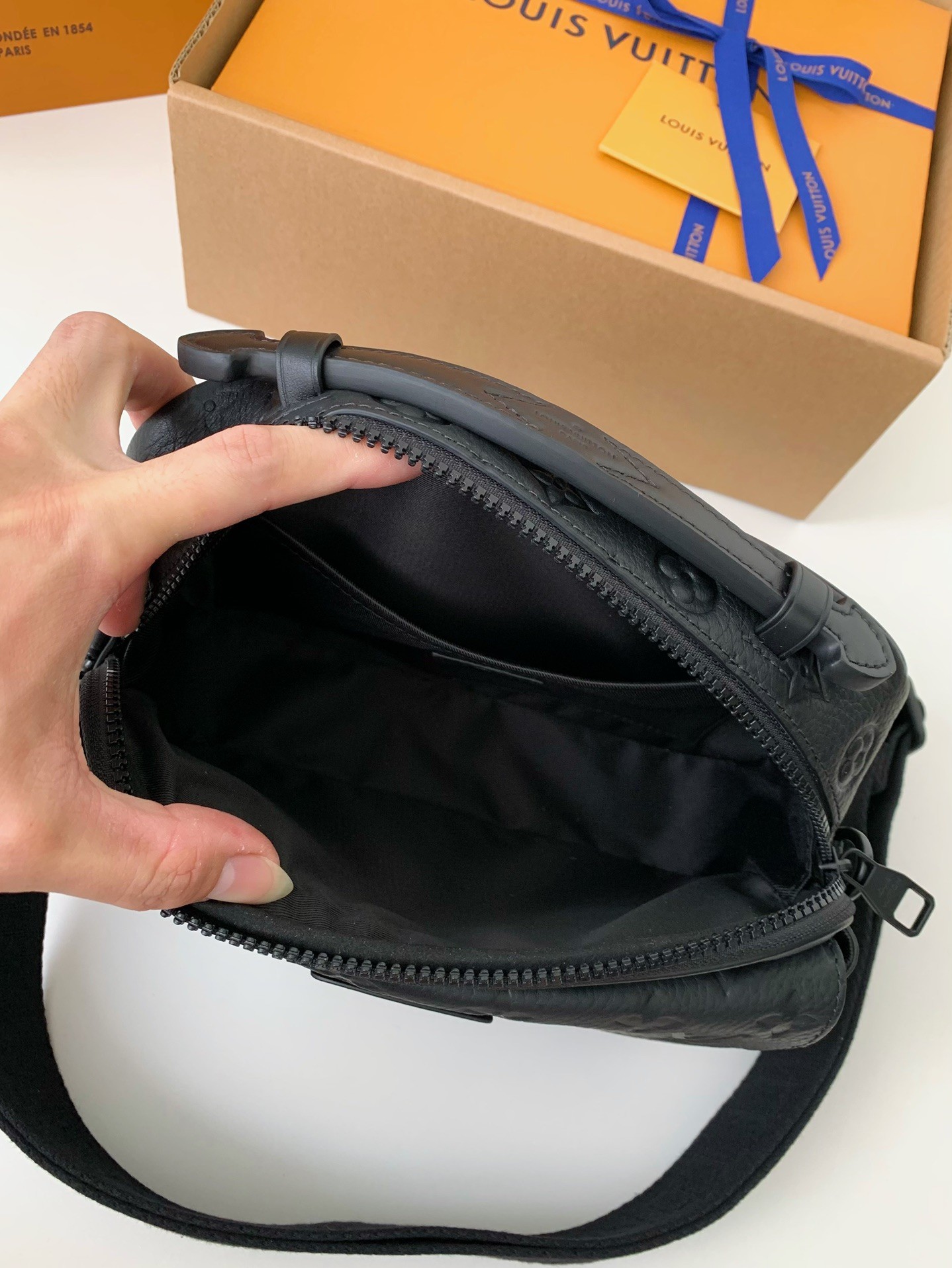 LV  S-Lock Messenger  22*18*8cm