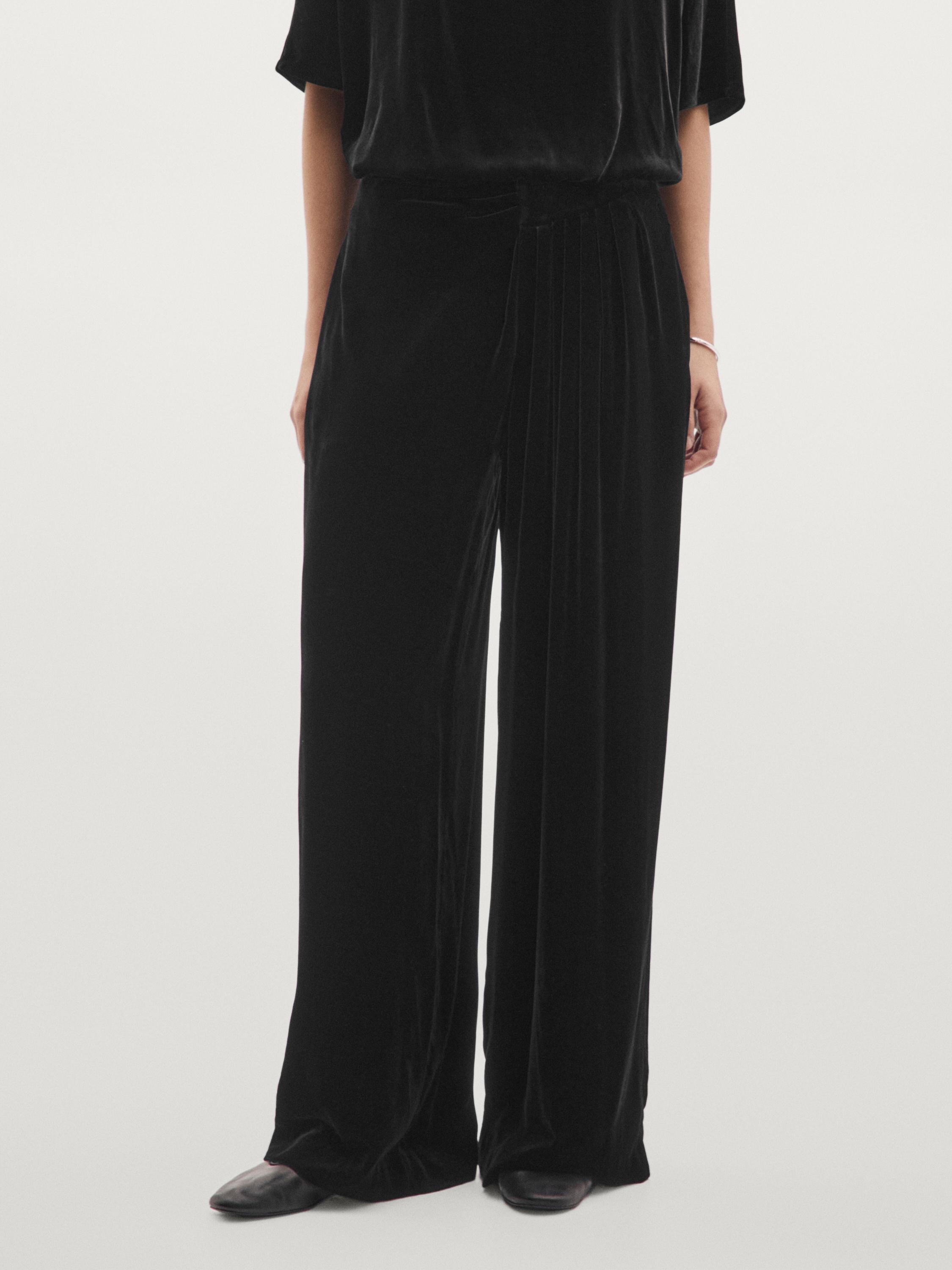 Pantalón ancho detalle pliegues terciopelo