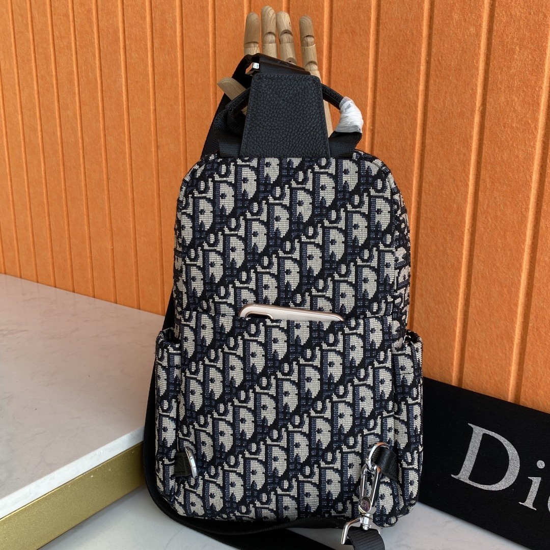 DR Chest bag Size：29x17x6.5cm