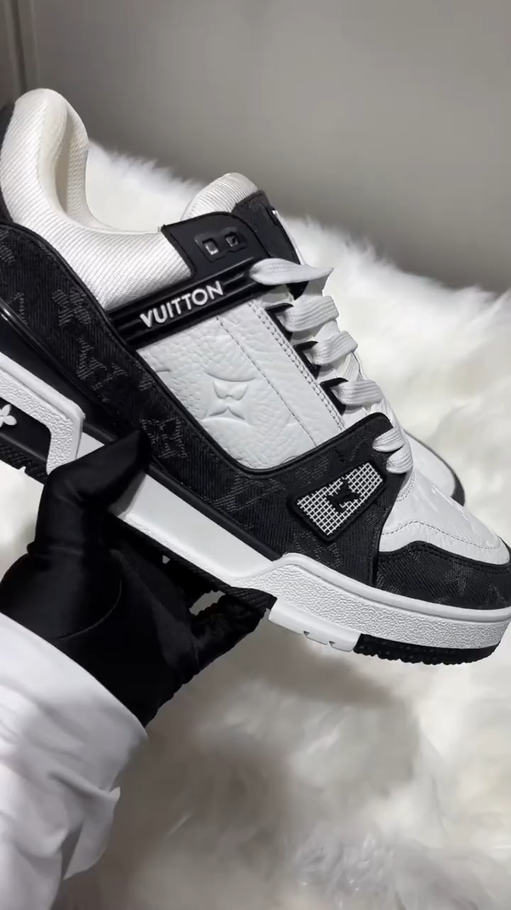 LV  Trainer Sneaker