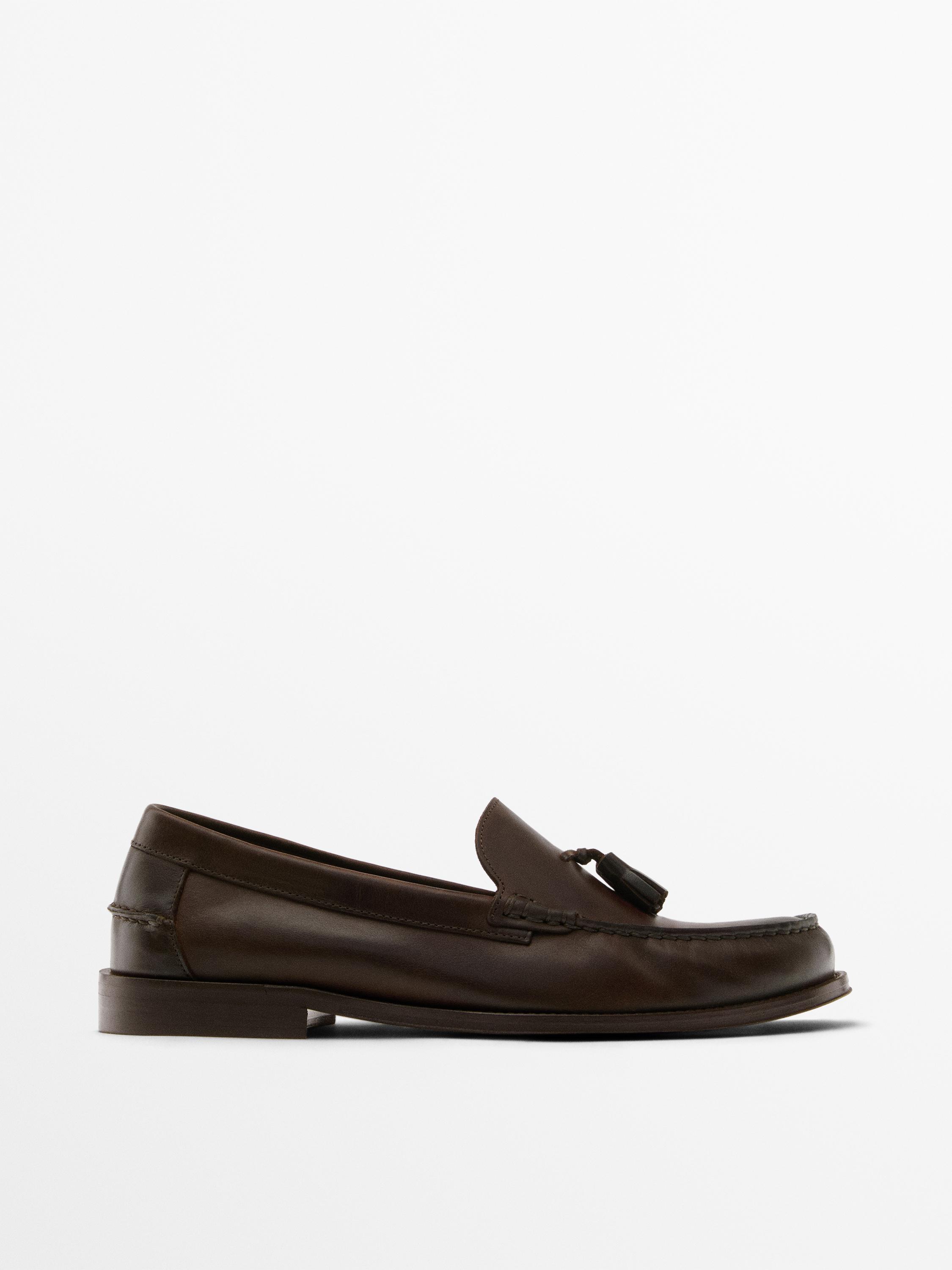 Mocasín piel engrasada soft con borlas
