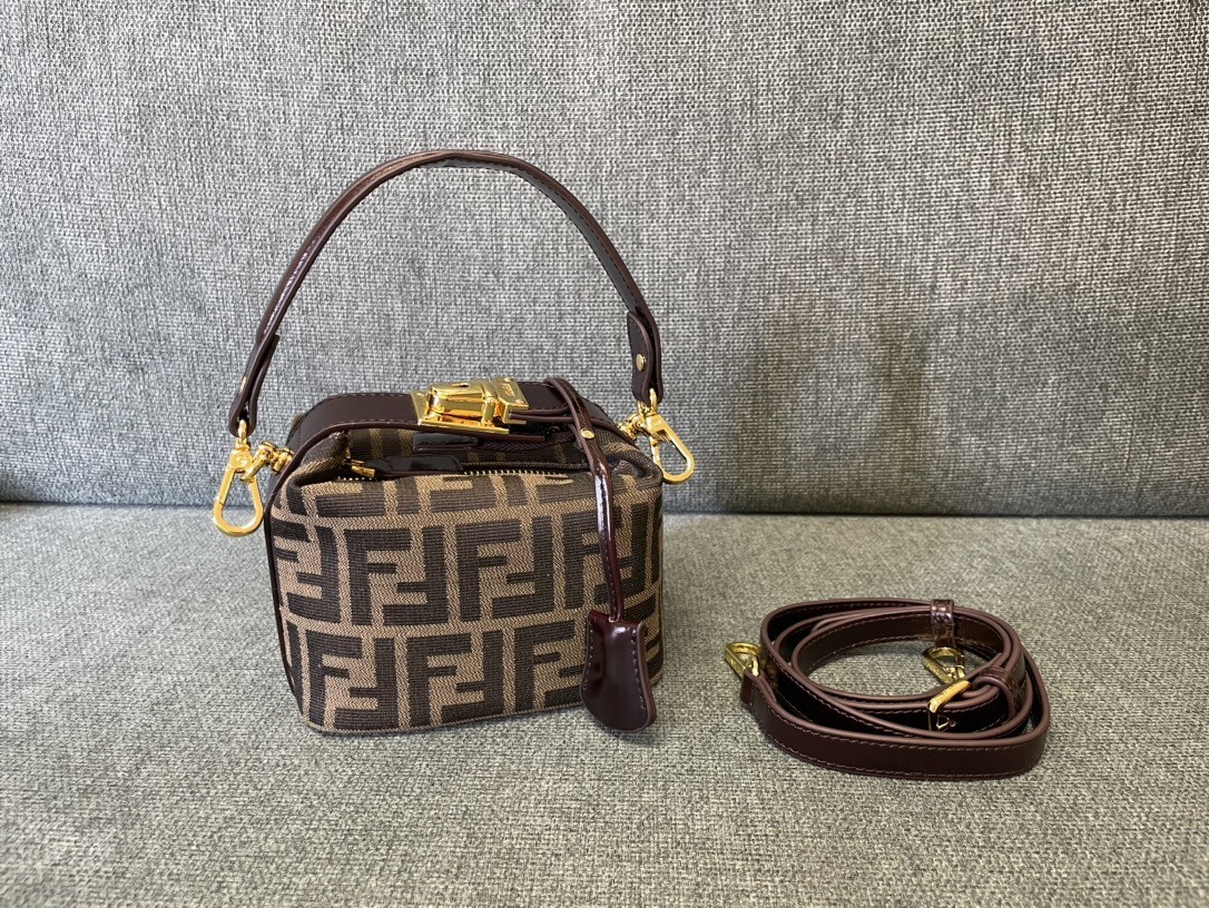 FD Handbag Size:15x9x13cm