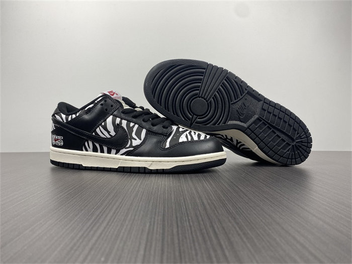 NK SB Dunk Low OG QS Quartersnacks Zebra DM3510-001