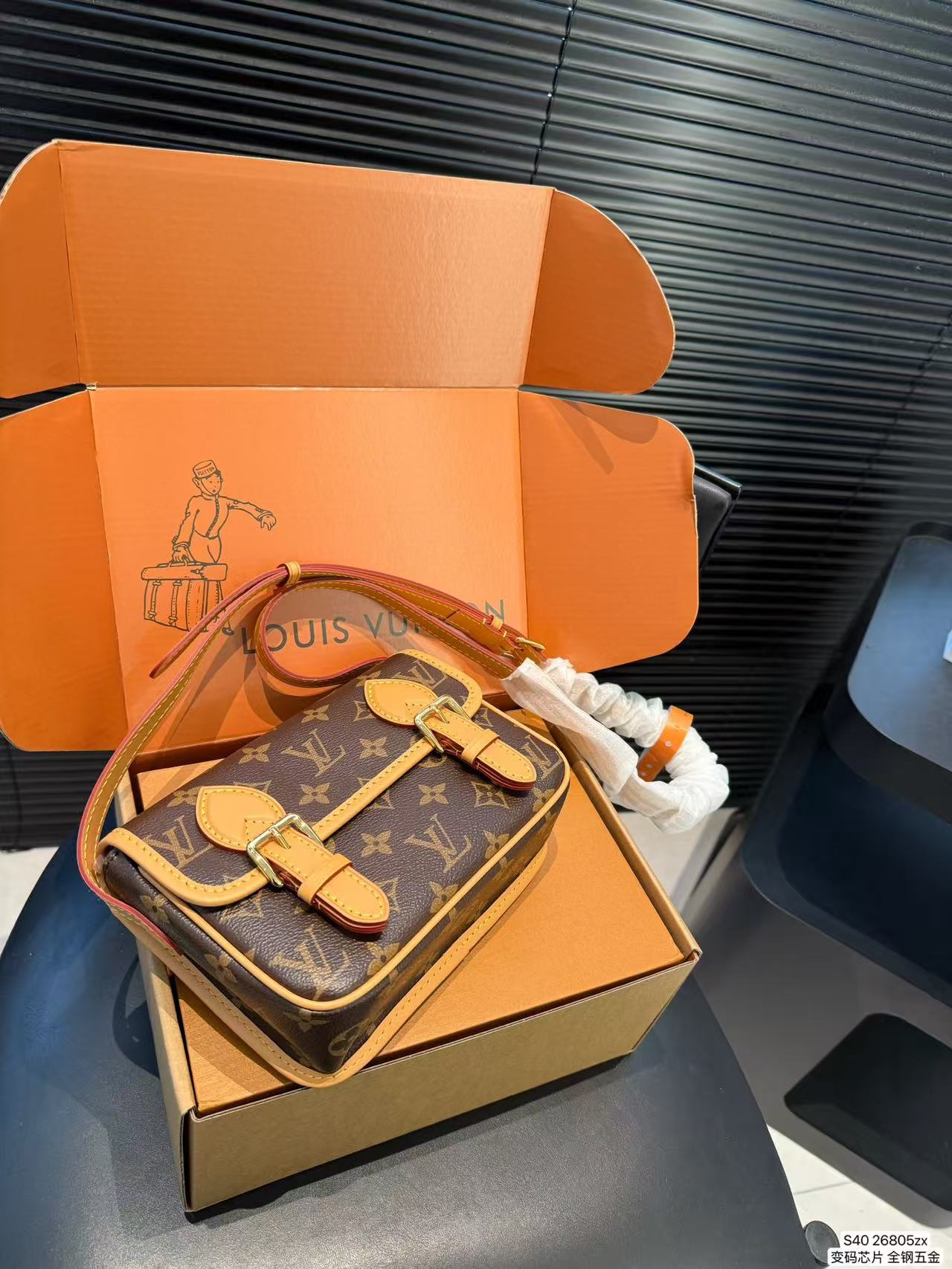 LV SATCHEL M26805 15*6*19.5CM