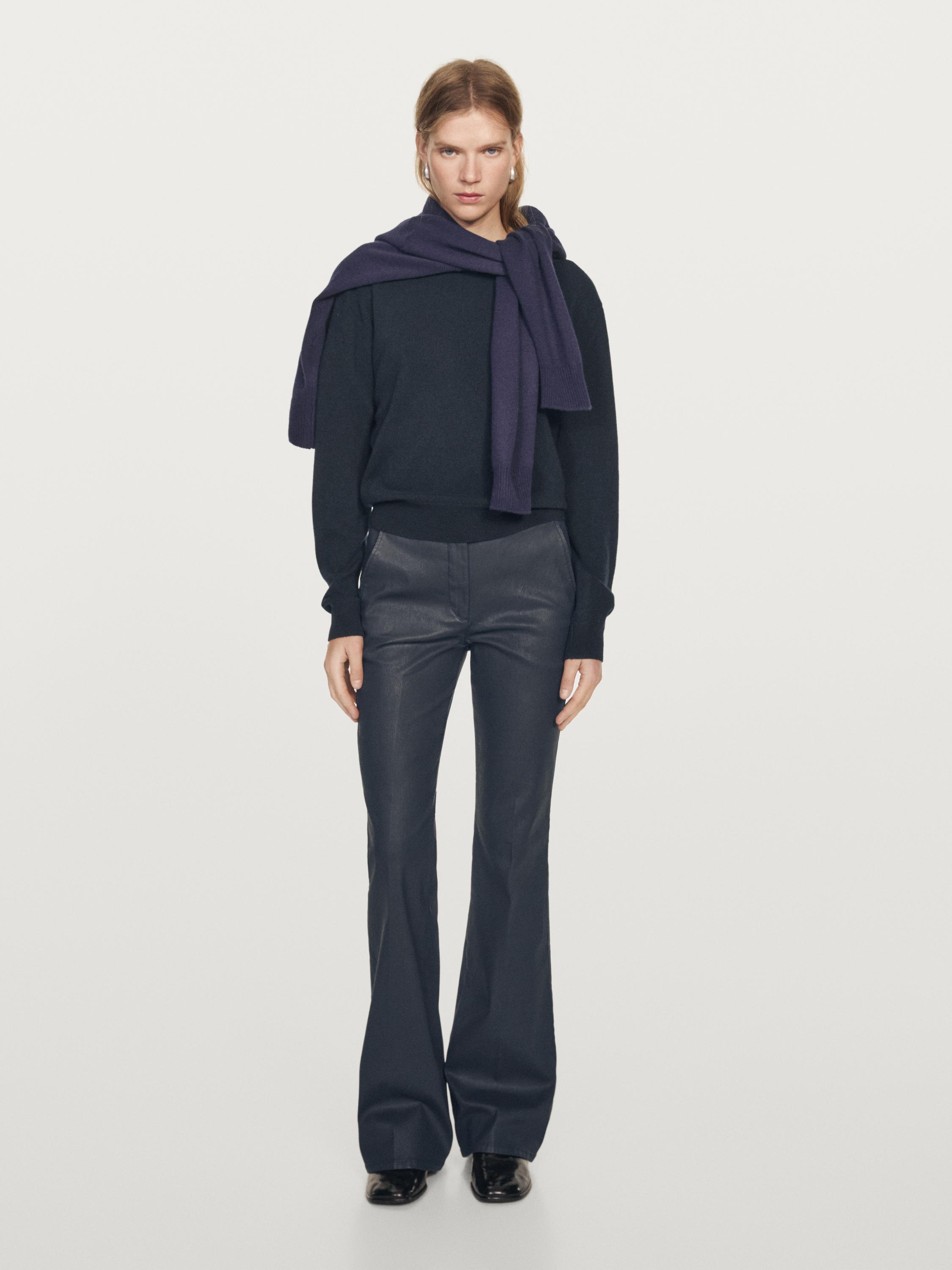 Pantalón flare fit encerado