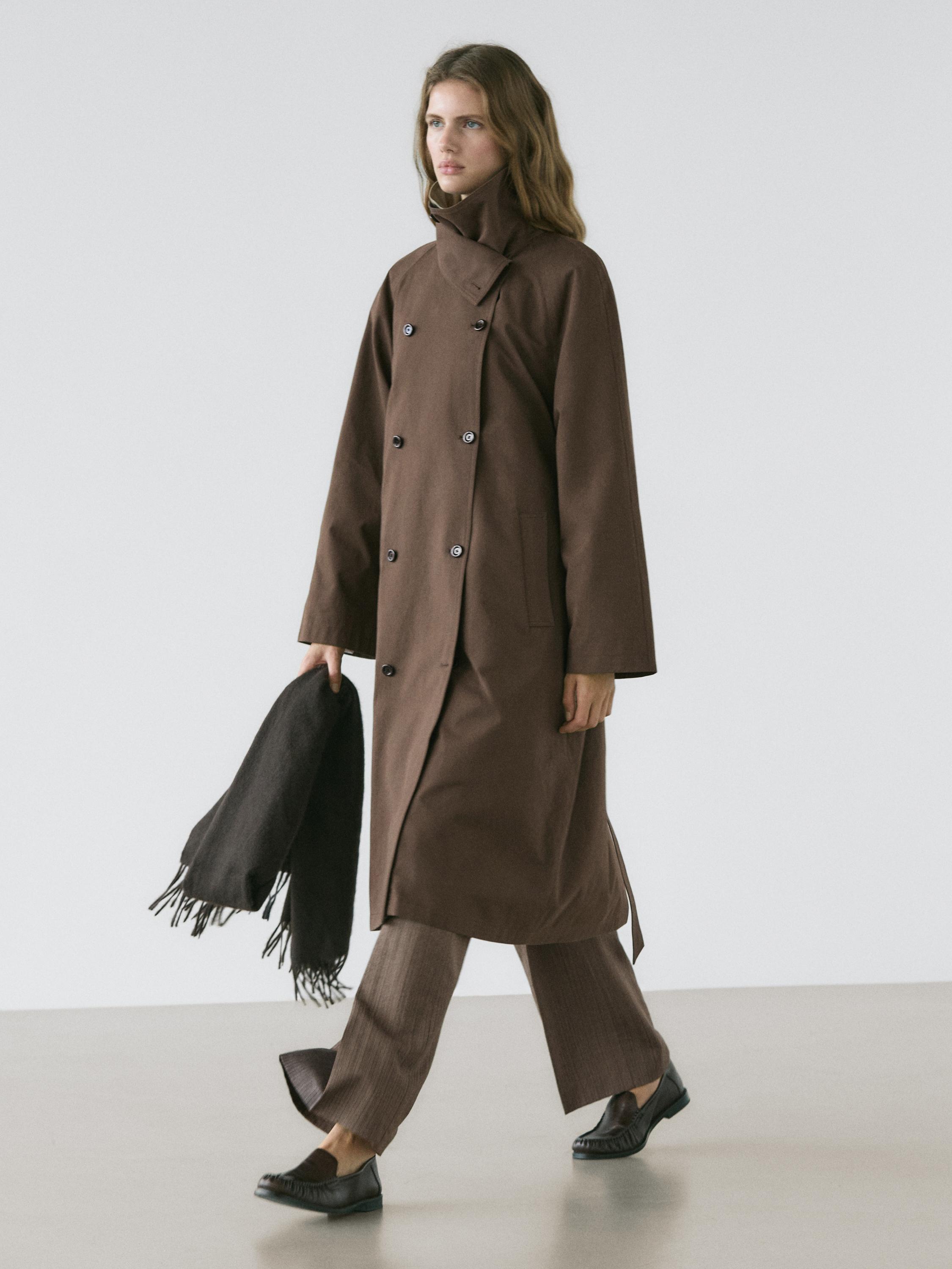 Gabardina trench cuello alto