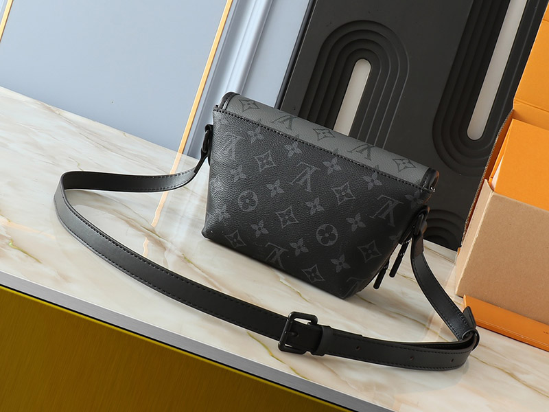 Size 6.3″x2.0″x8.9″ Leather magnetic snap handbag with Adjustable Strap BB-921605