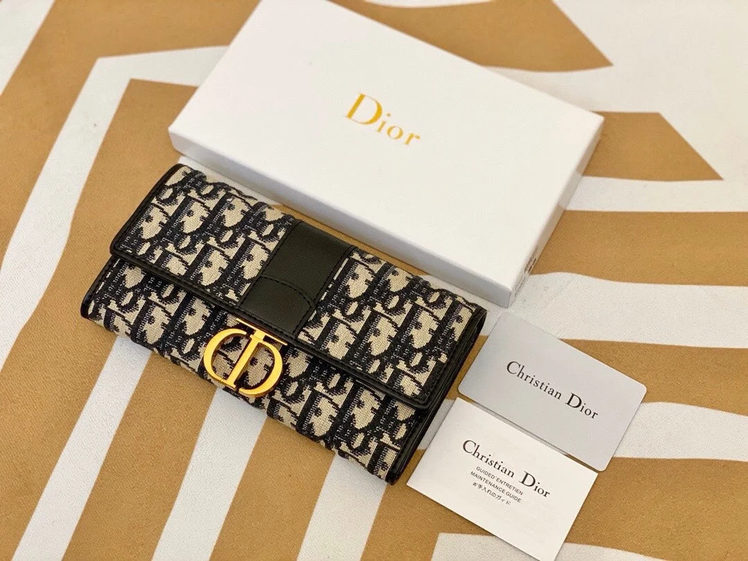 [Dior] A luxurious long wallet that exudes sophisticated charm.