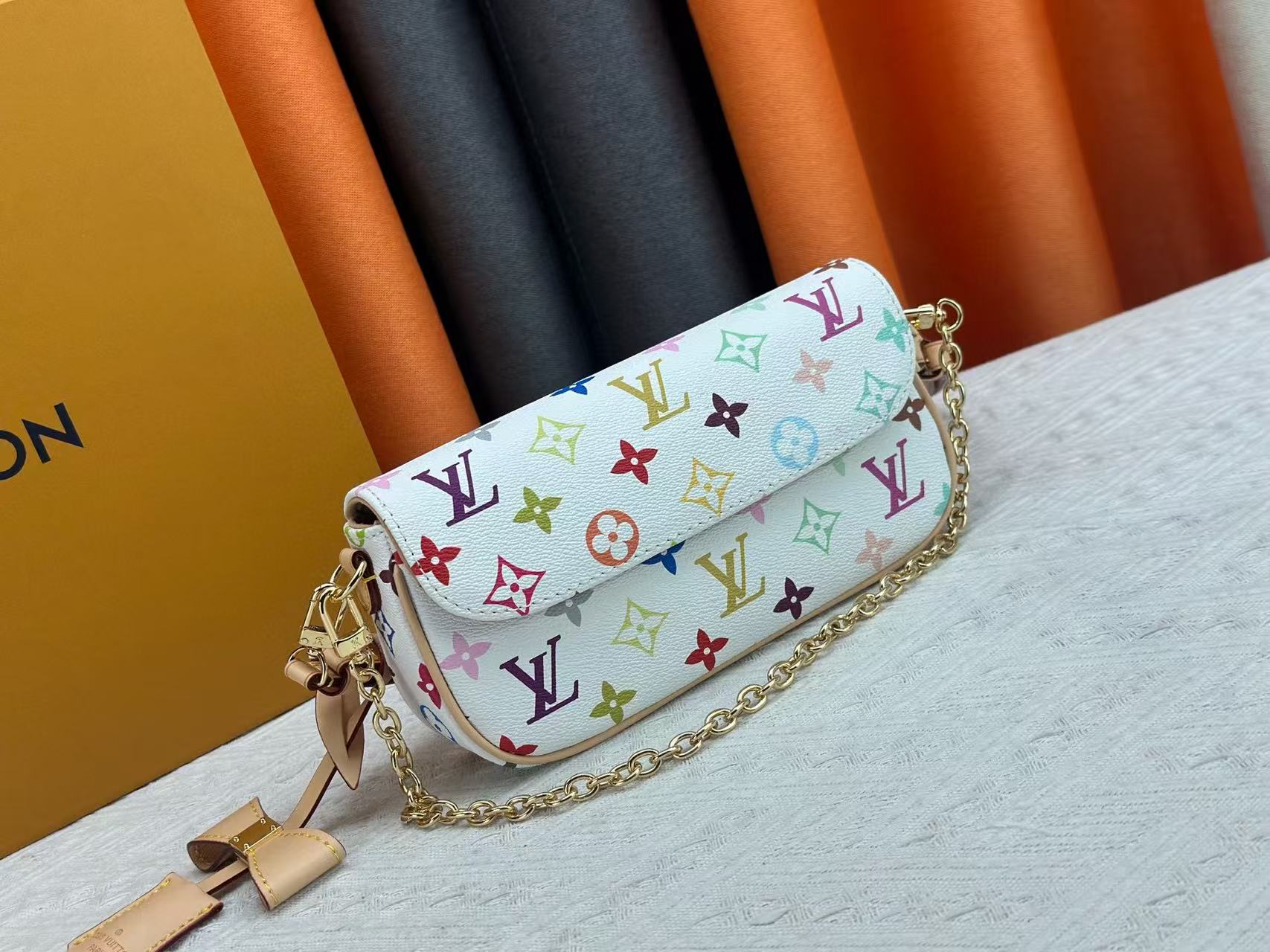 New Size 6.3″x3.9″x3.0″ Chains Messenger bag BB-928098
