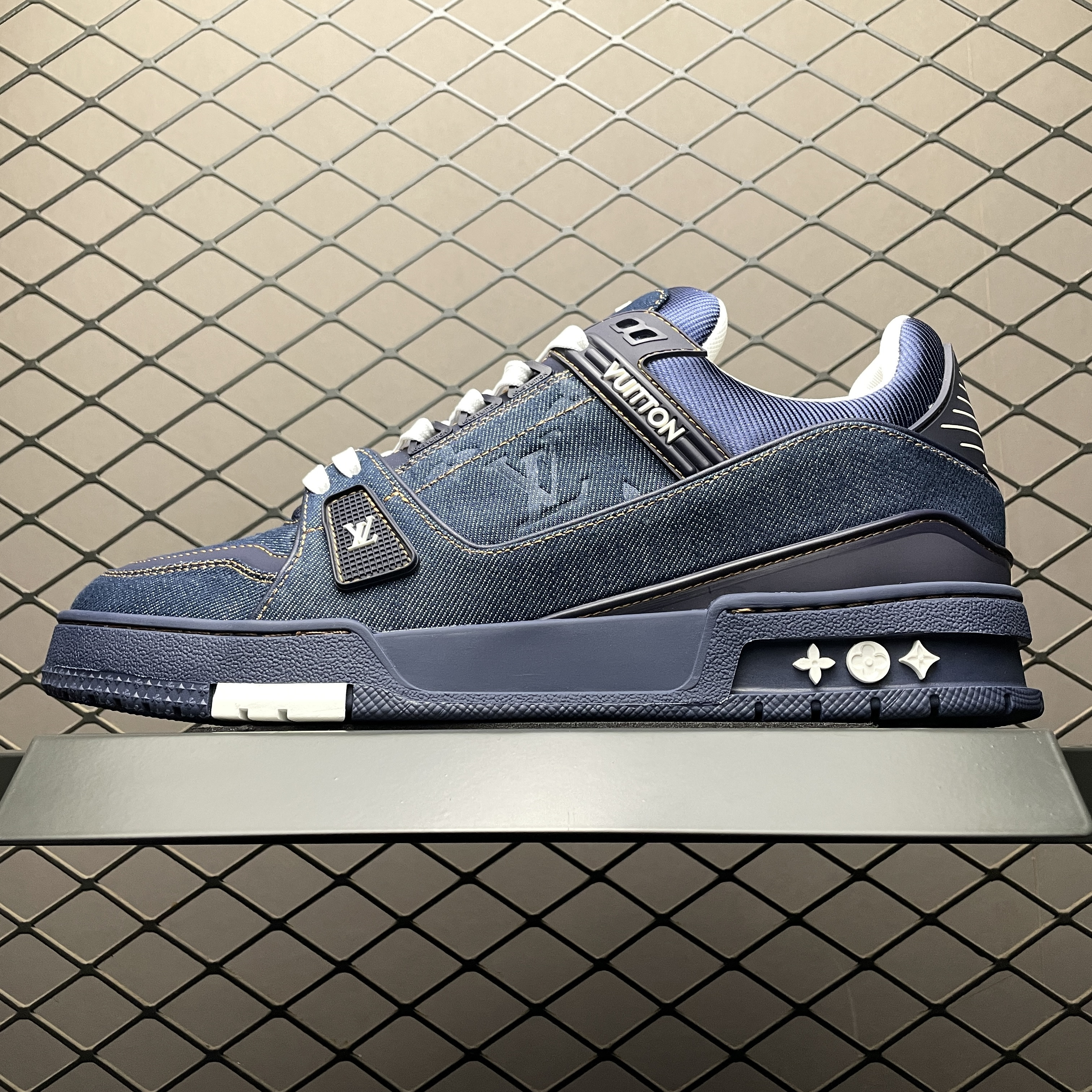 LV TRAINER