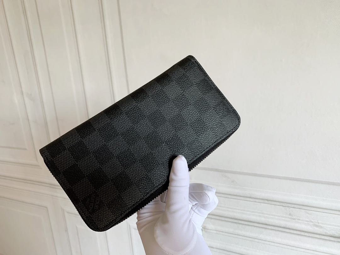 Q08：Louis Vuitton Zippy Wallet Damier Graphite Canvas