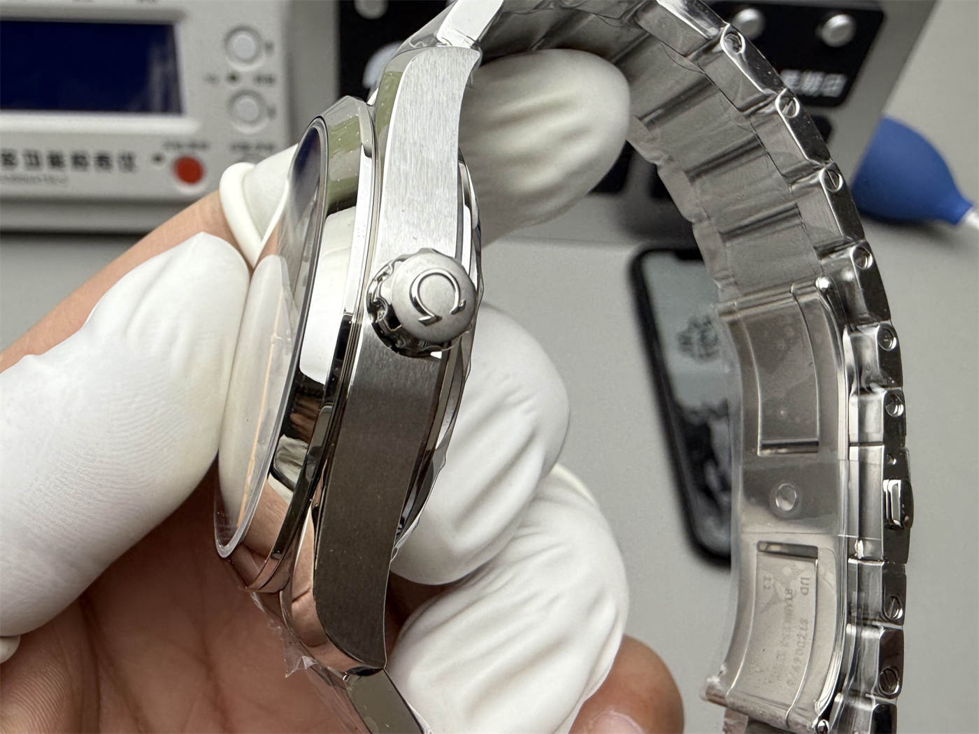 Omega Seamaster 220.10.41.21.02.001 Replica – 41mm Silver Dial Stainless Steel Watch