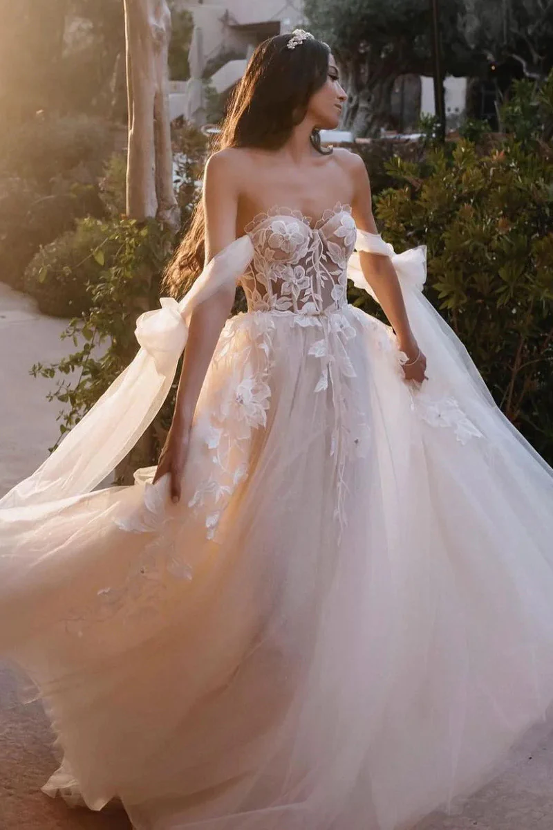 Cute A Line Sweetheart Tulle Wedding Dress with Appliques