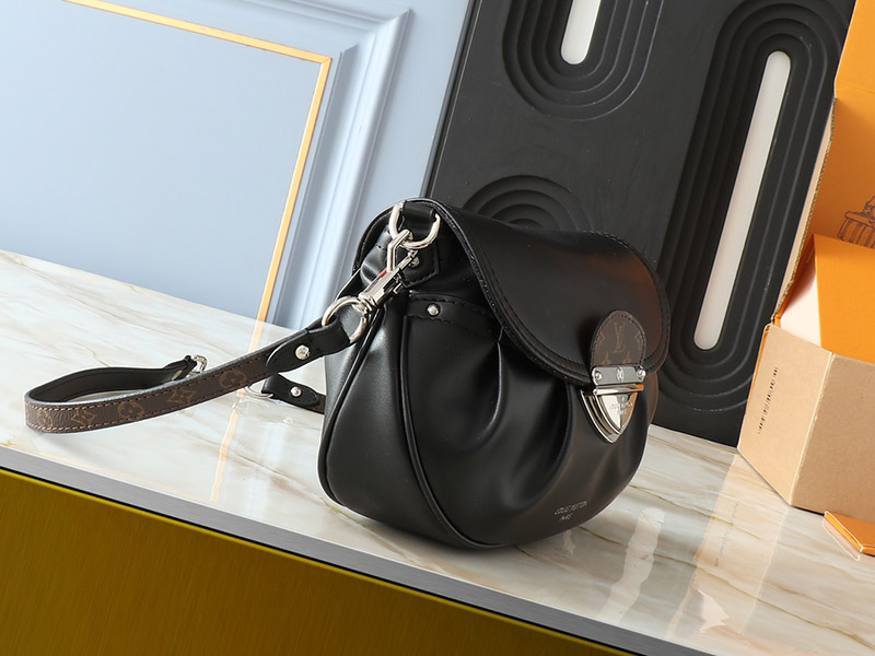 Black Leather 10.6″x7.1″x1.2″ Handbag with Strap BB-921486