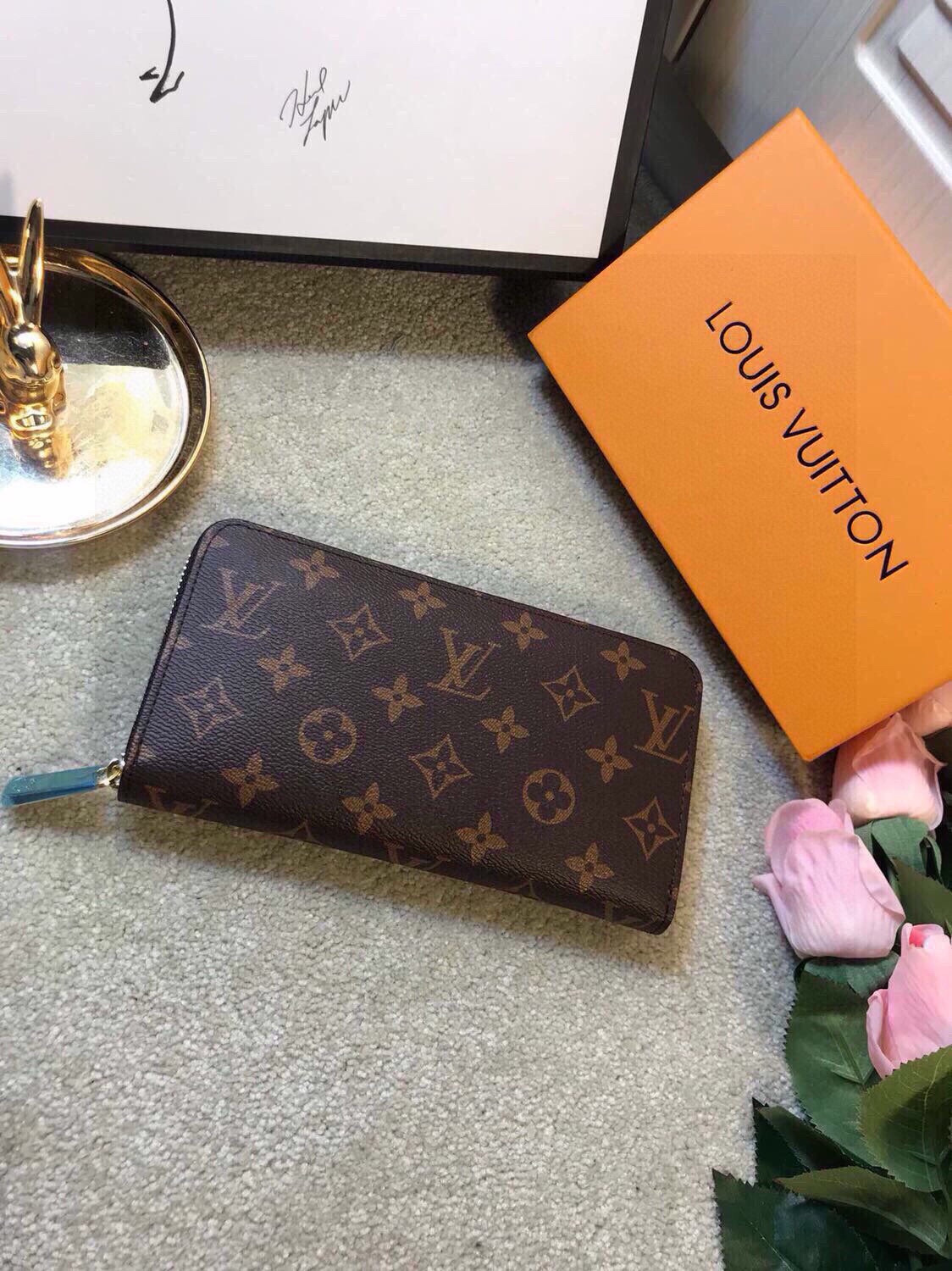 Q06：Louis Vuitton Zippy Wallet in Monogram Canvas