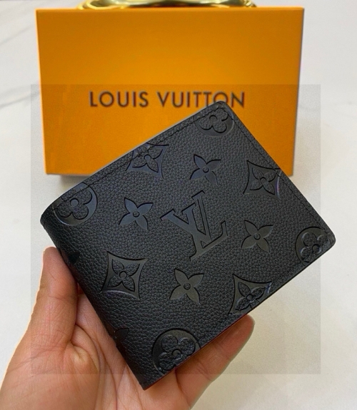 Q03：Louis Vuitton Multiple Wallet in Monogram Shadow Leather