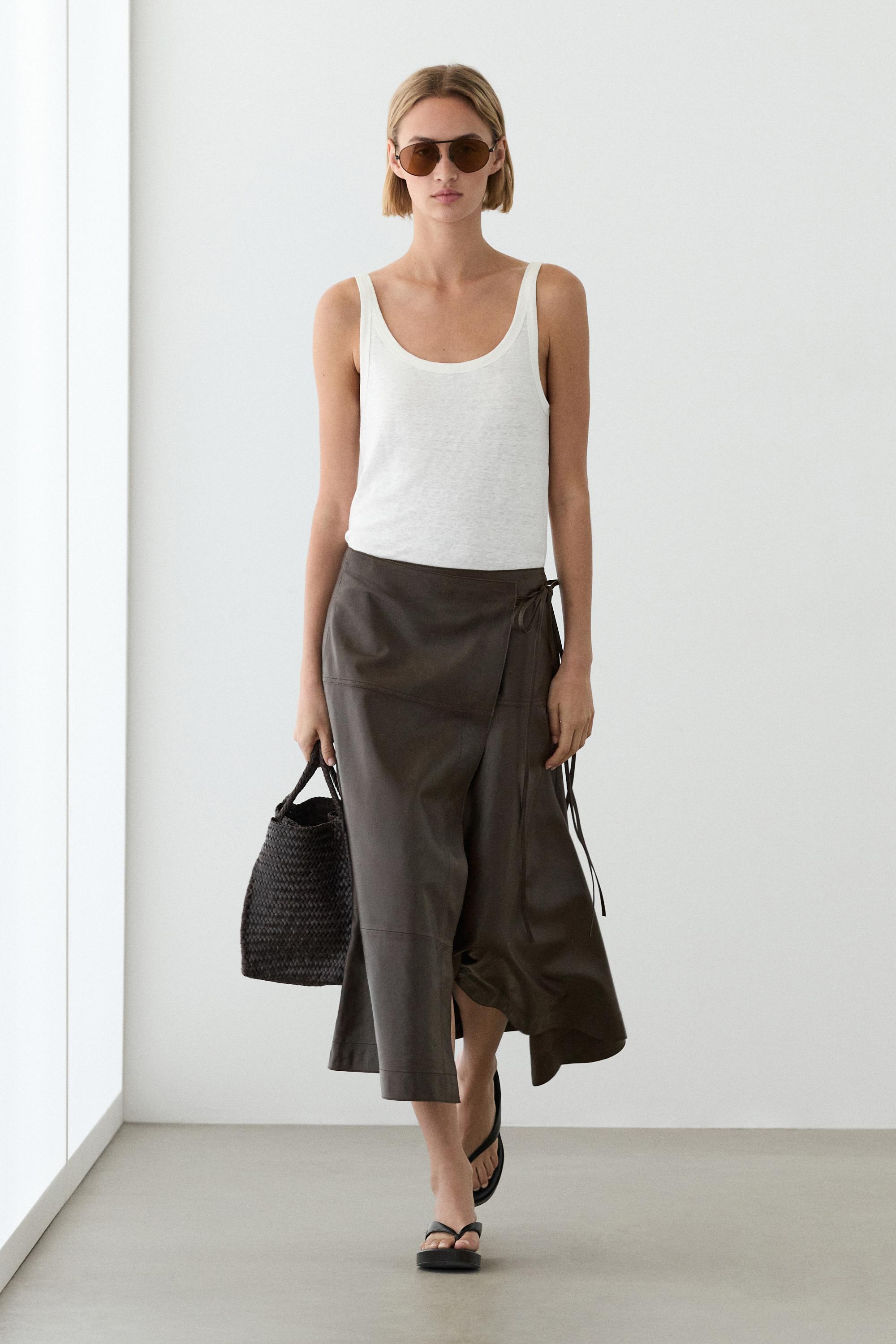 Falda midi detalle lazo piel napa