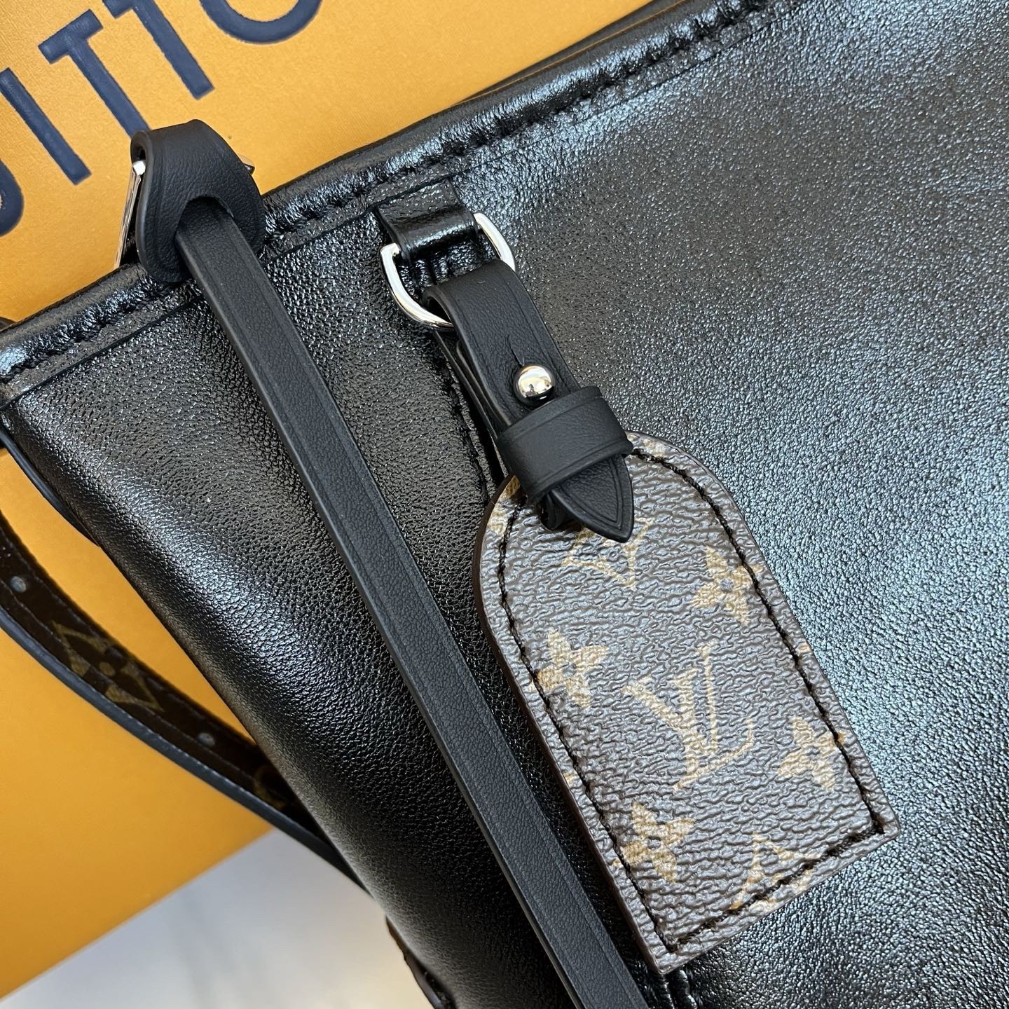 LV Carryall East West M28160 36x19x0.5cm