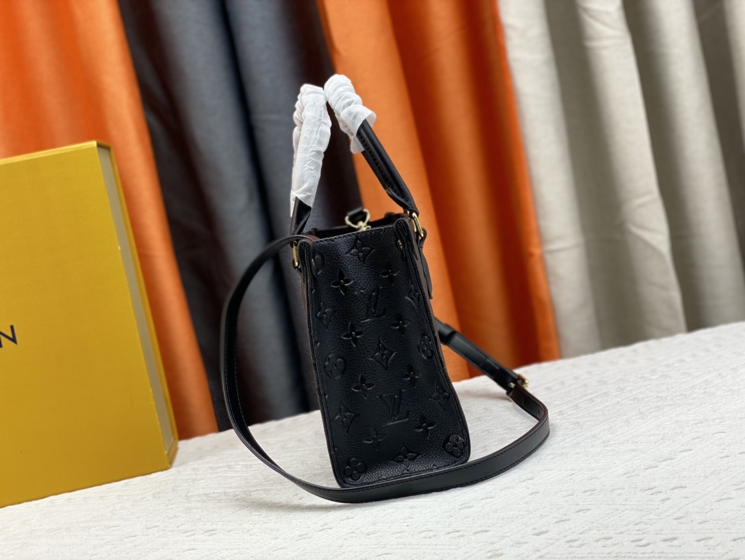 Woman’s Handbag with Adjustable strap 13.4″x10.2″x5.1″ BB-918000100070