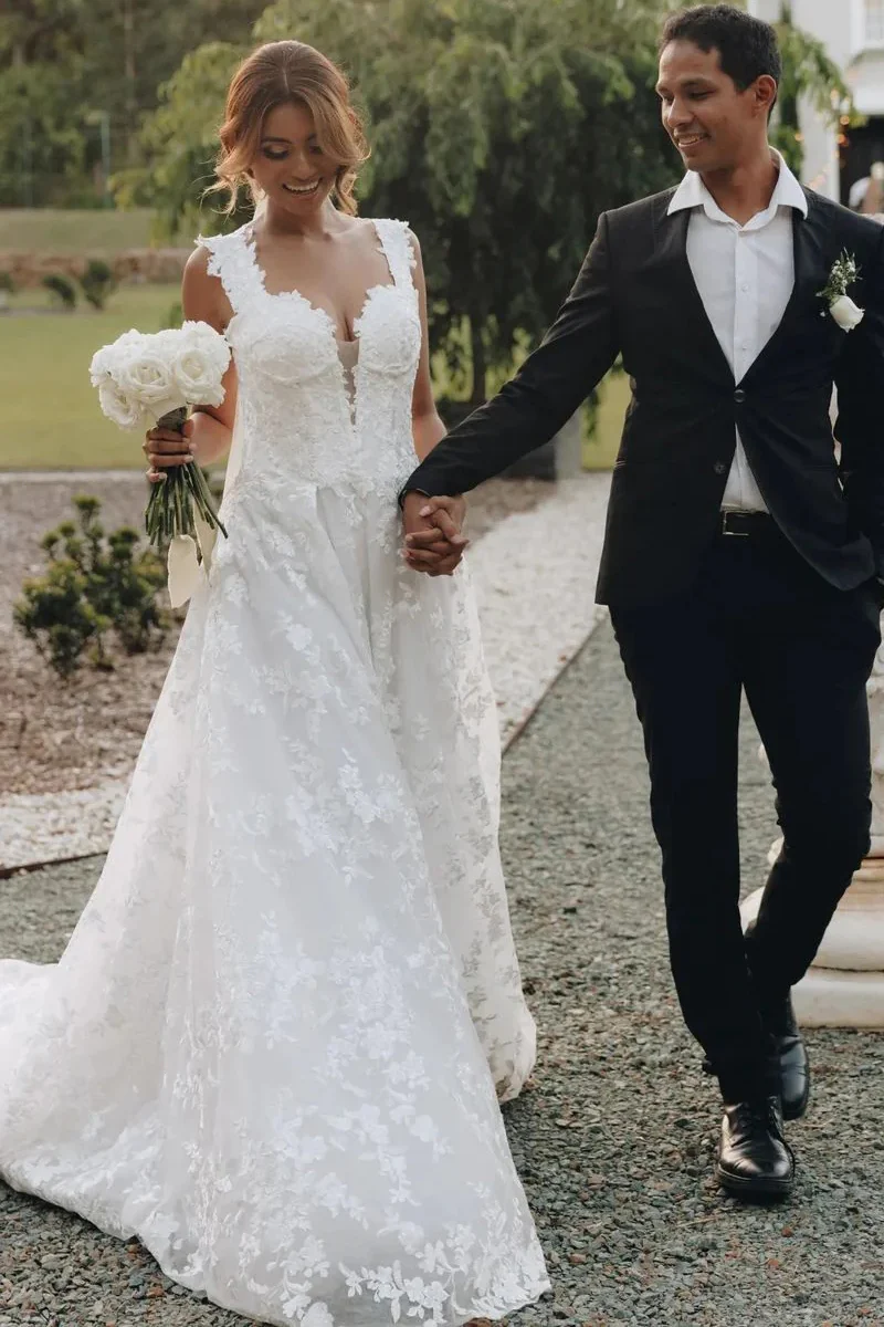 A Line Sweetheart Tulle Wedding Dress with Appliques