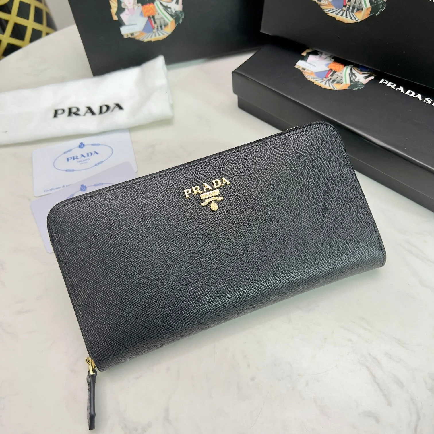 [Prada] Icon logo x Functionality Stylish zip wallet