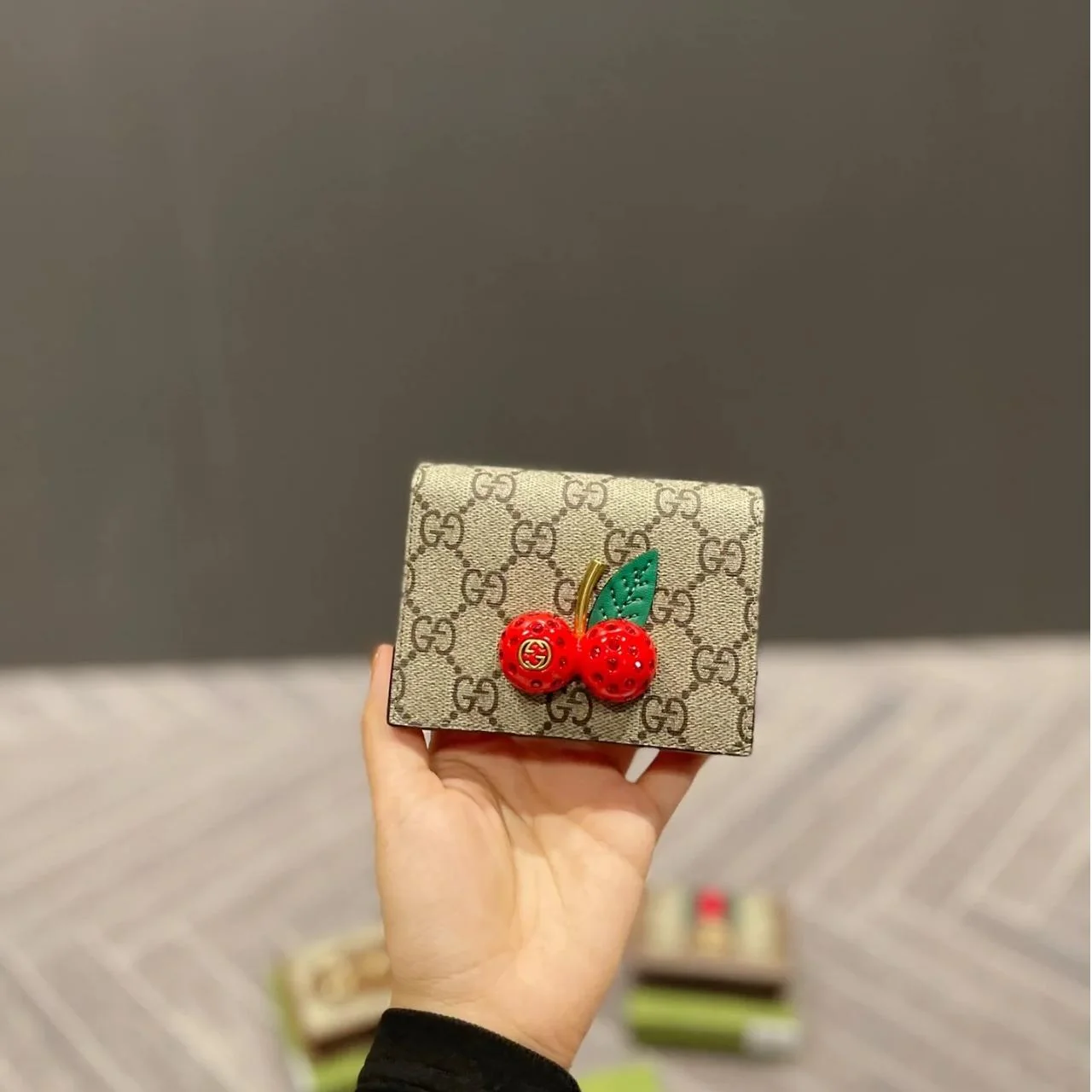 【Gucci】Easy-to-use mini wallet, high-quality leather, special price for a limited time only.