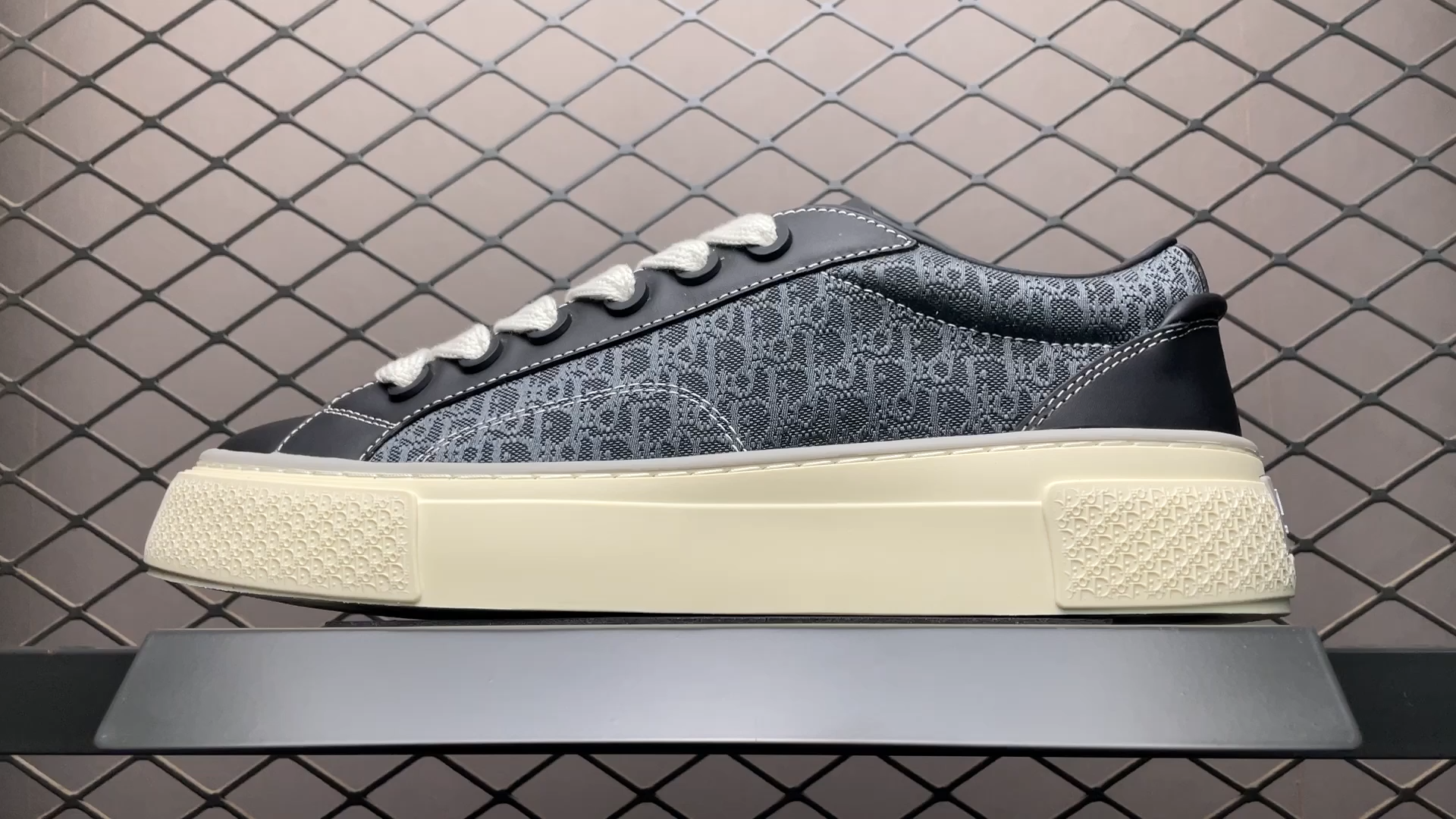 DR New B33 Sneaker