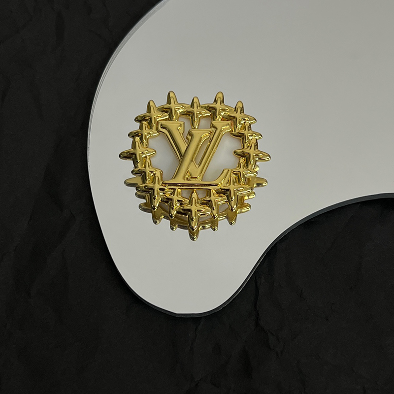 Classic Four-pointed Stars Brooch QTXZ-9110089