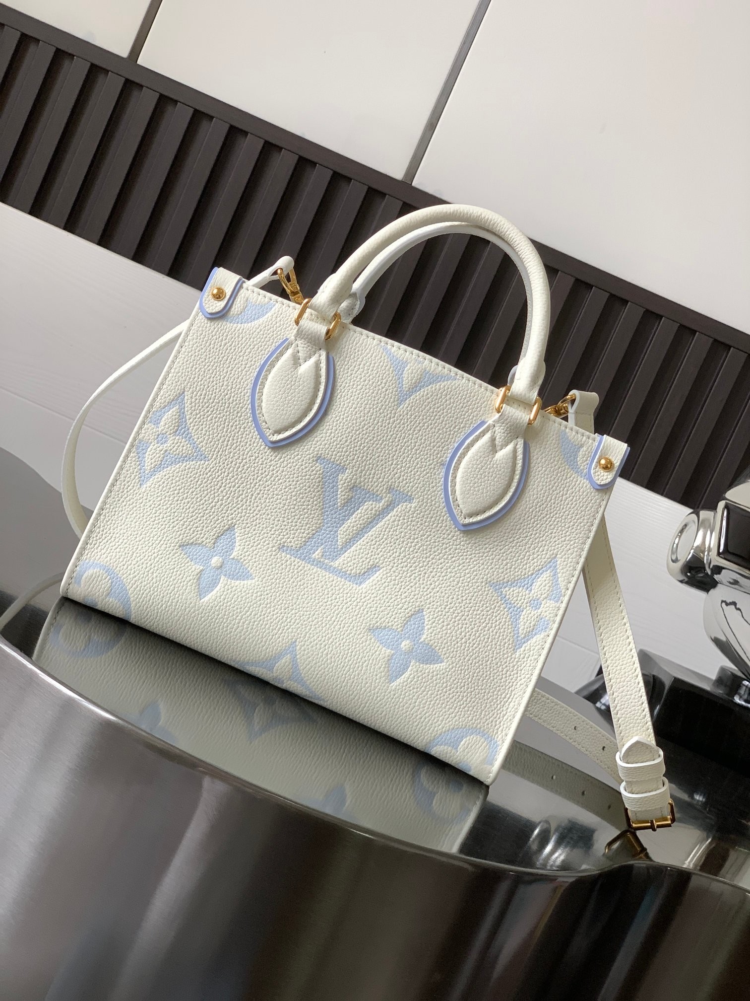 LV ONTHEGO 25x19x11.5cm