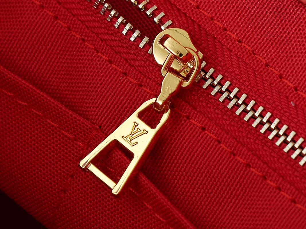 New Big: 11.4″x9.4″x4.7″ Small: 9.8″x7.5″x4.5″ Leather Red Lining Totebag BB-928078