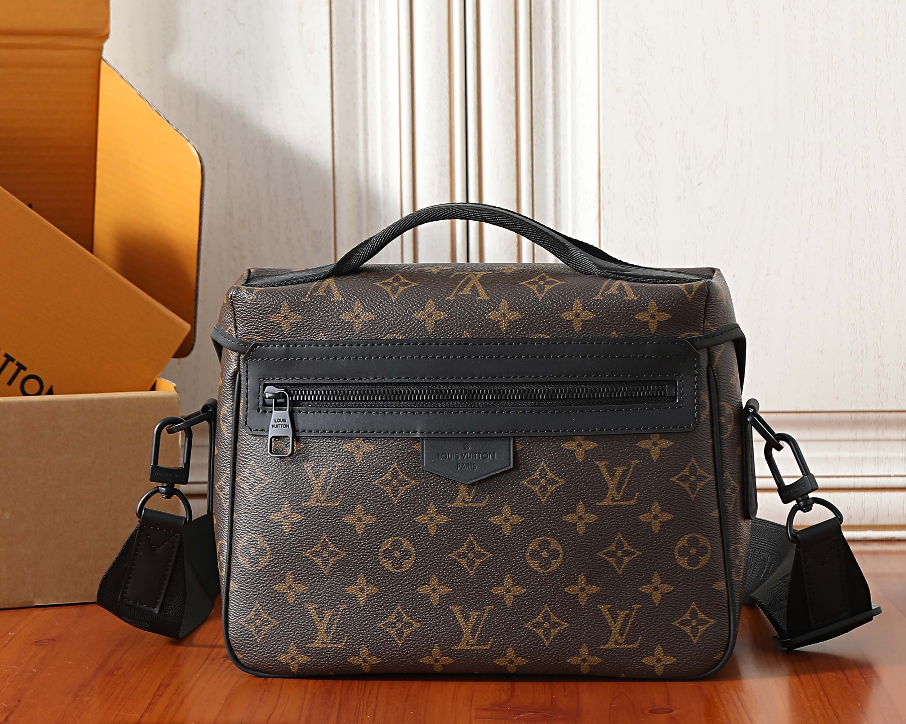 LV Trail Messenger Bags M46972 Size：31x22x11cm