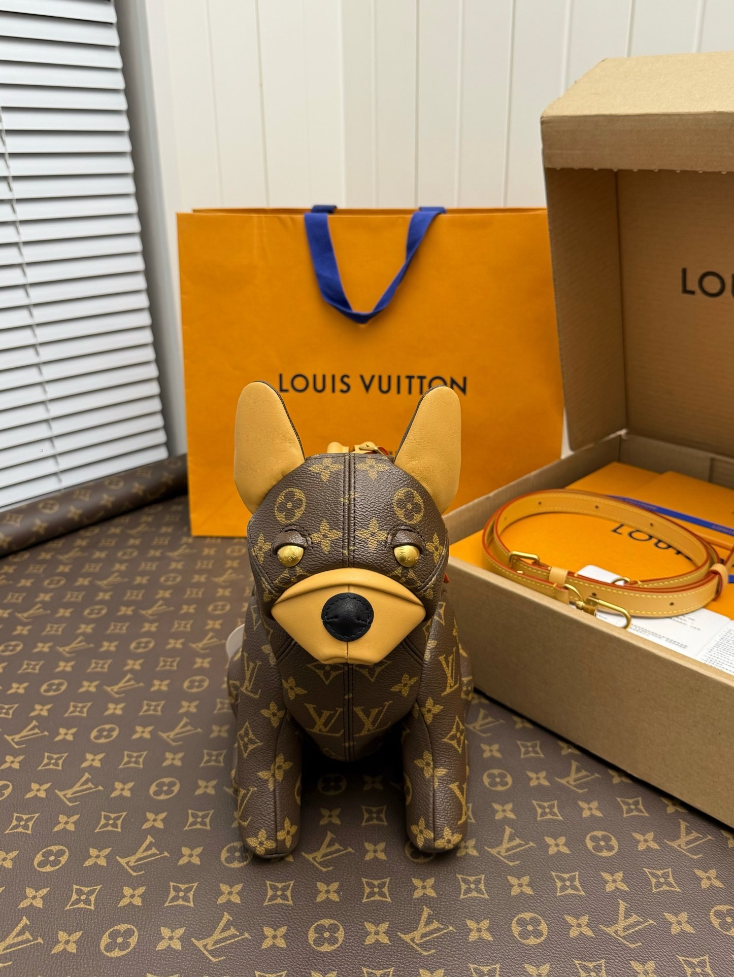 LV's new season POOCH BAG handbag M12617