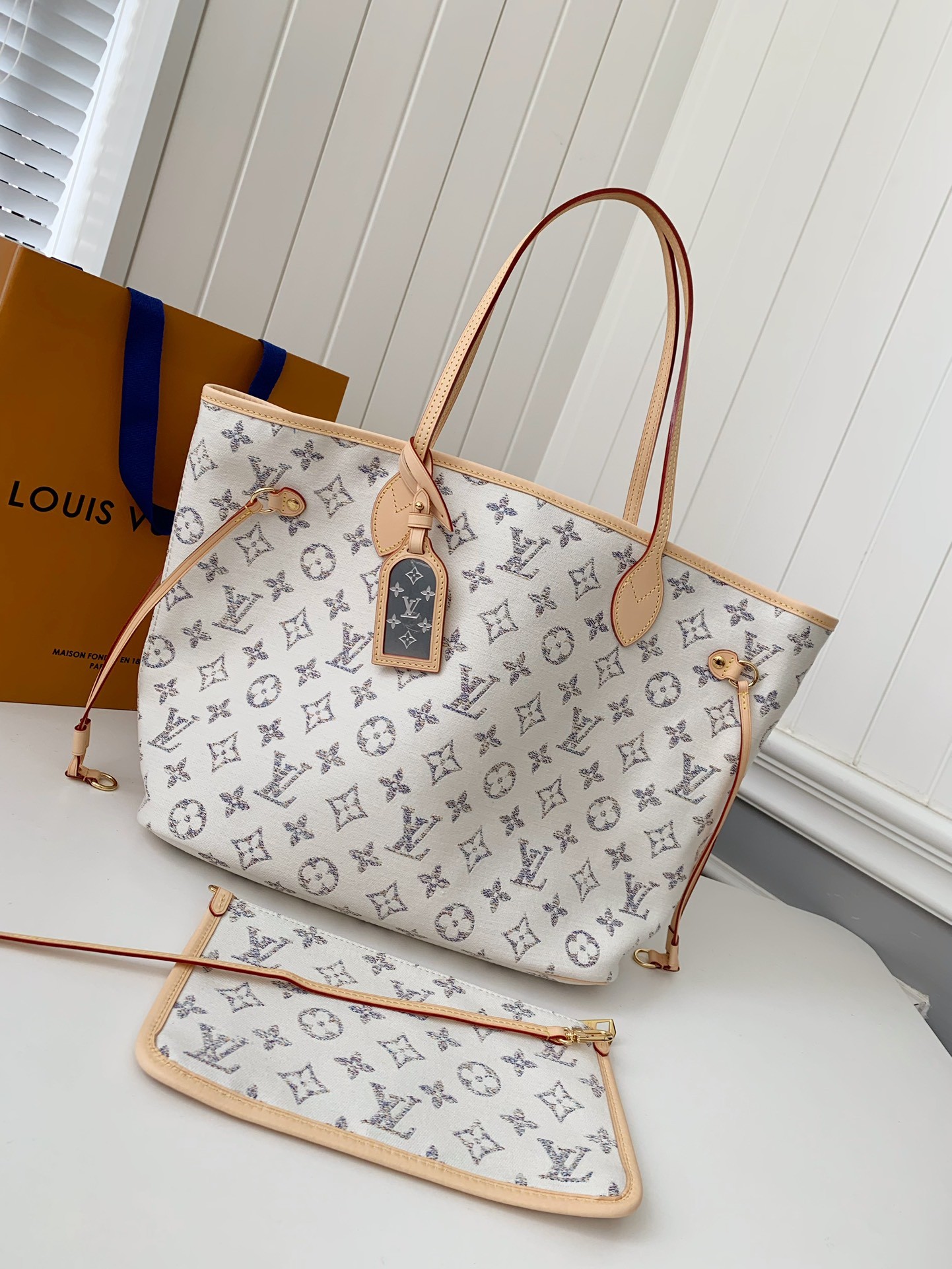 LV Neverfull medium handbag M24905  Size：31*28*14cm