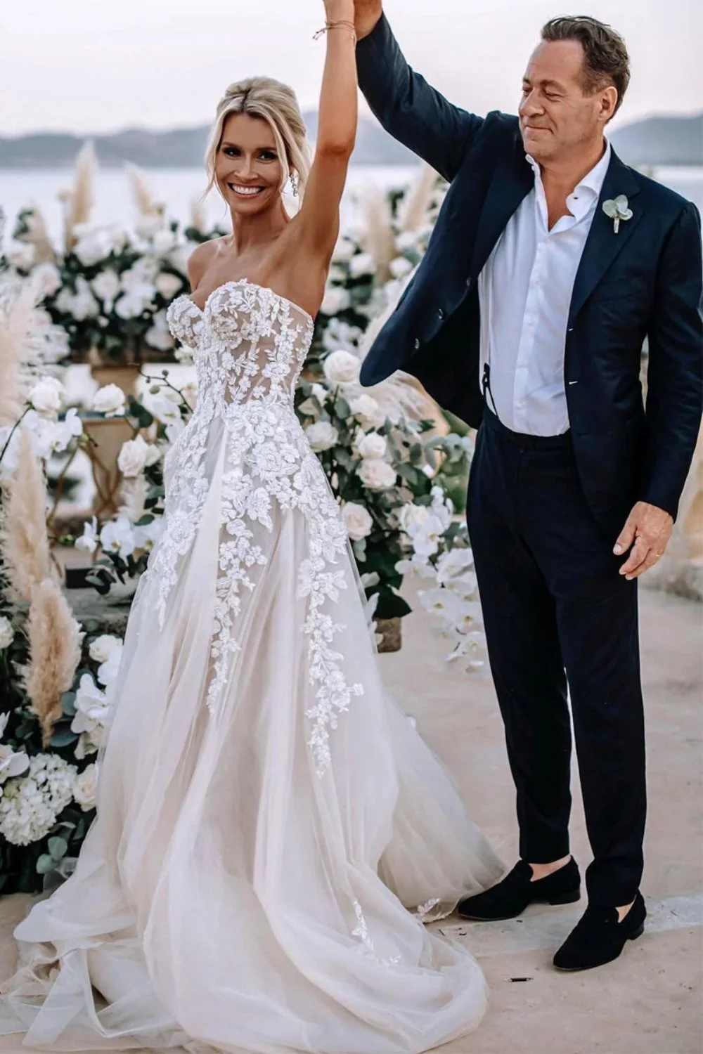 A Line Sweetheart Tulle Wedding Dress with Appliques