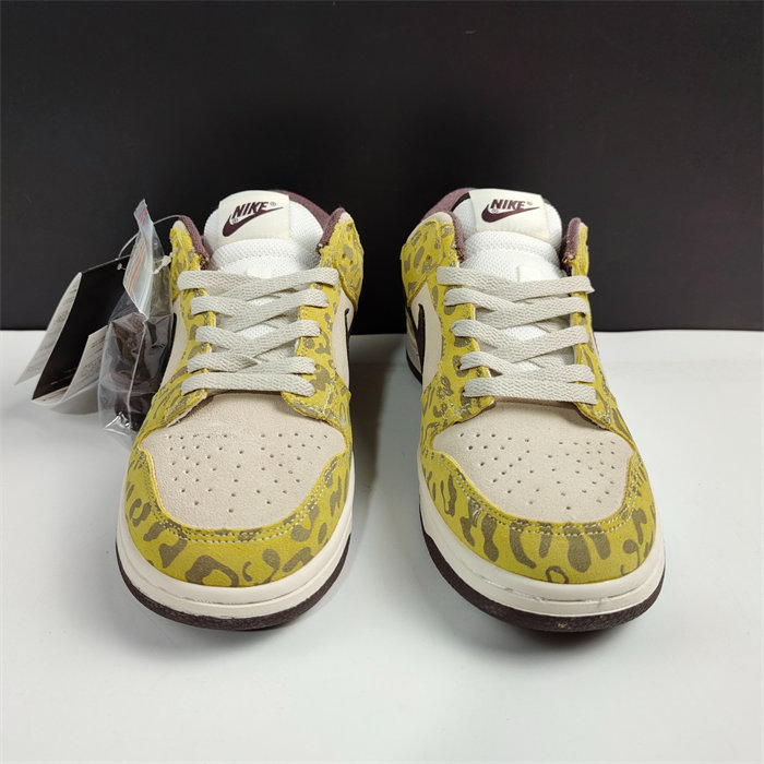 NK Dunk Low PRM “Medium Curry” DD1390-100