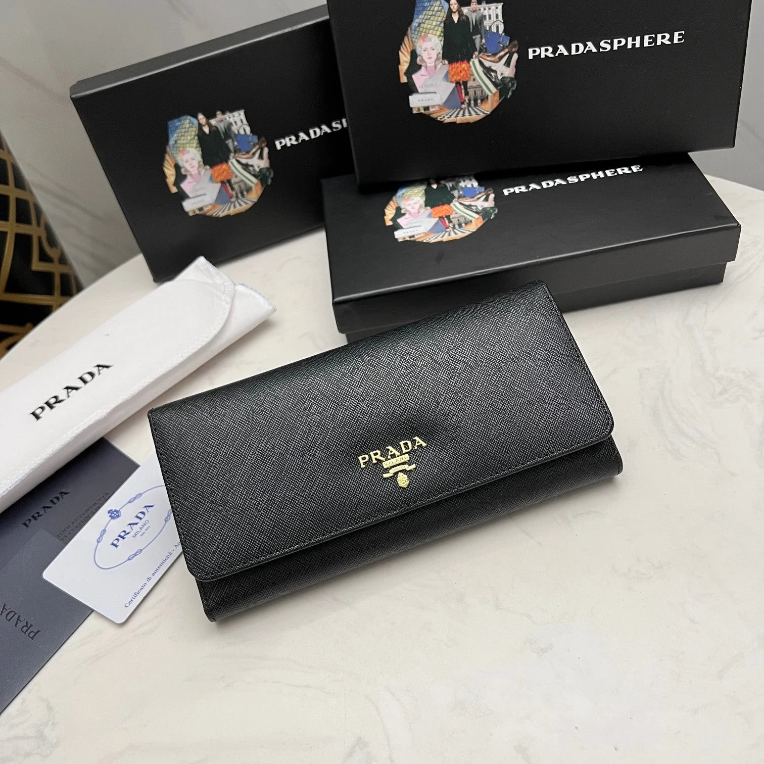 [Prada] New long wallet made of Saffiano leather for a luxurious feel.