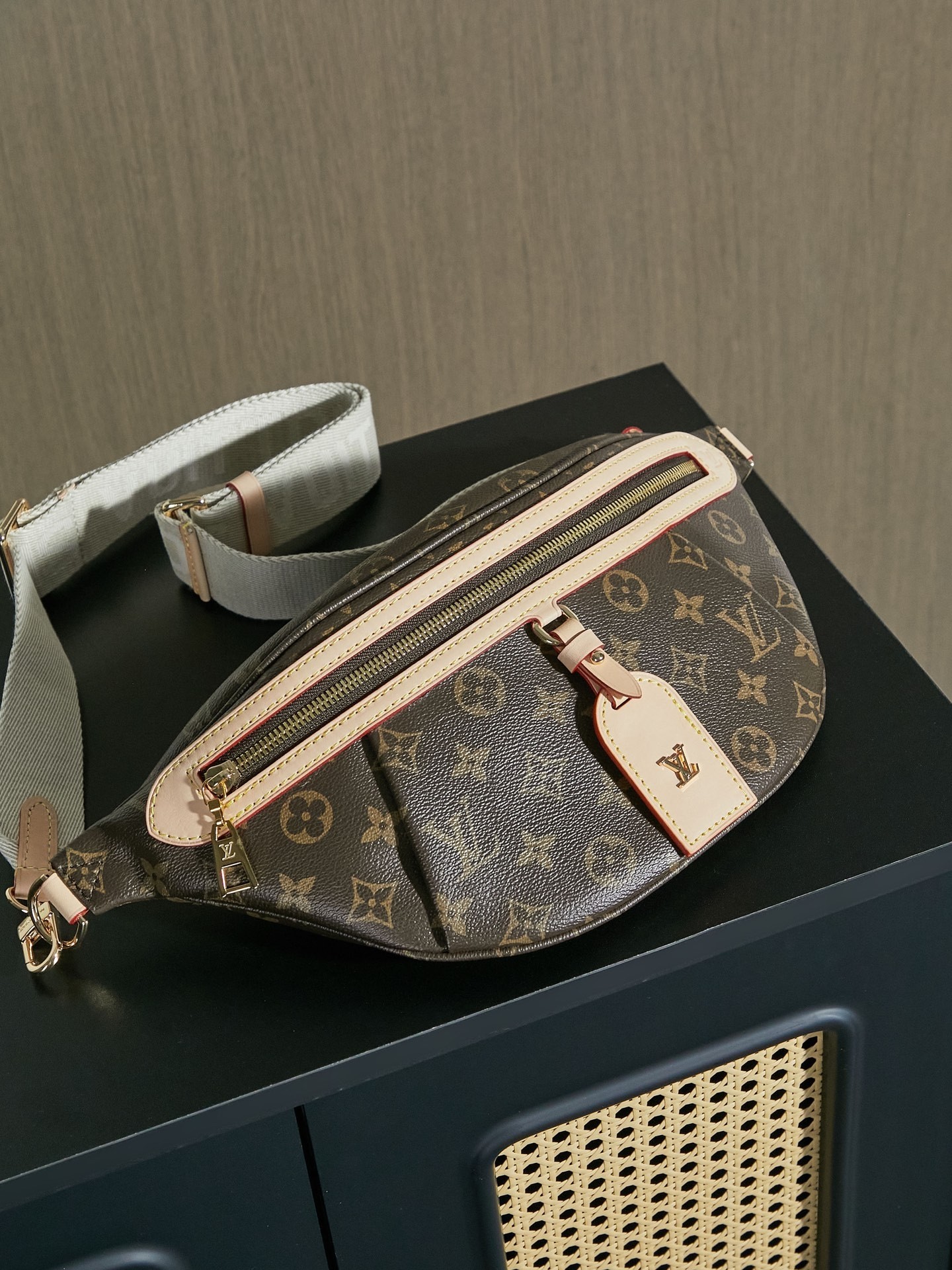 LV Bumbag Pockets 38x16x8cm