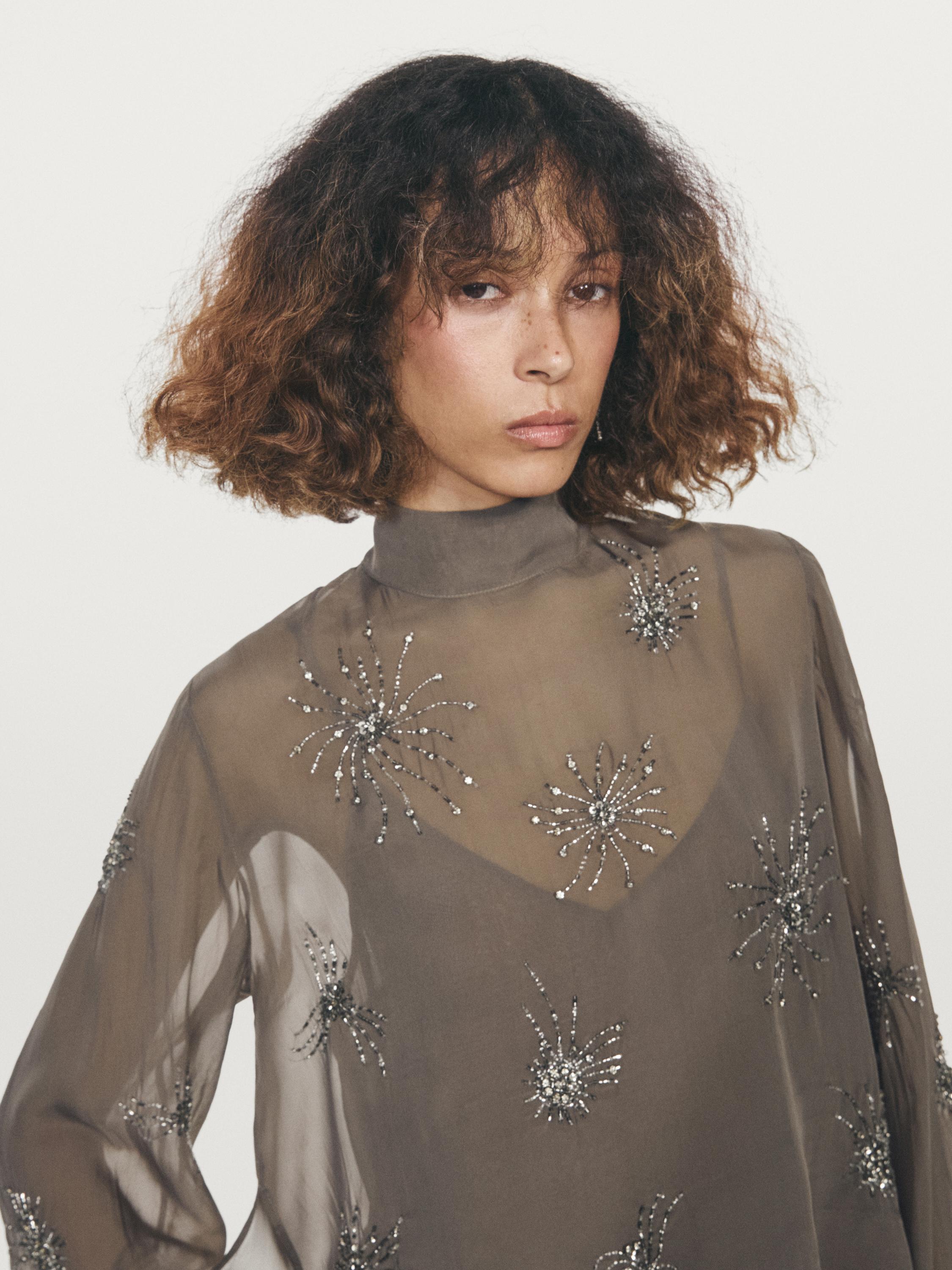 Blusa bordada semitransparente