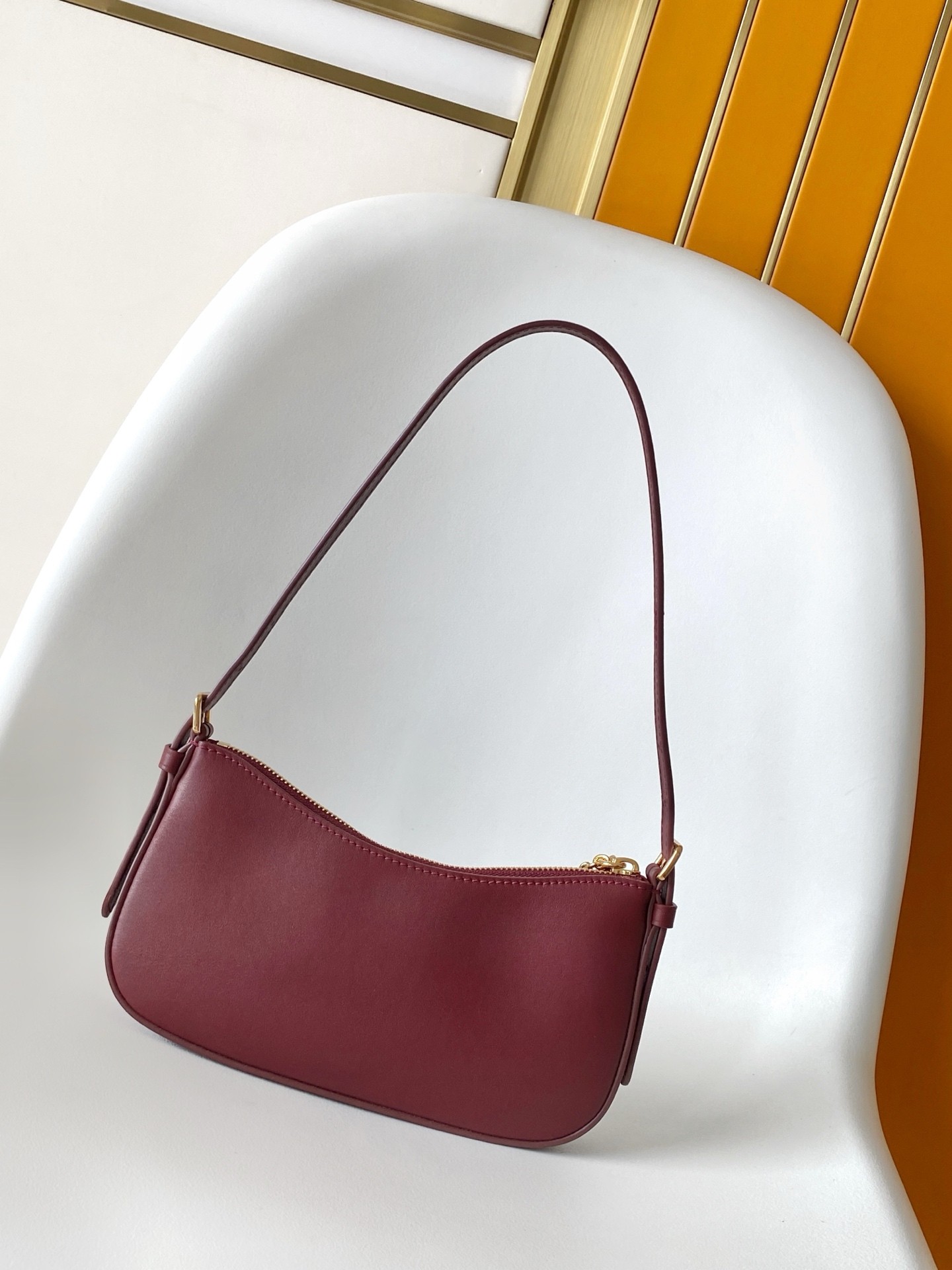 LV Underarm bag M25650 Size：23x10x4cm