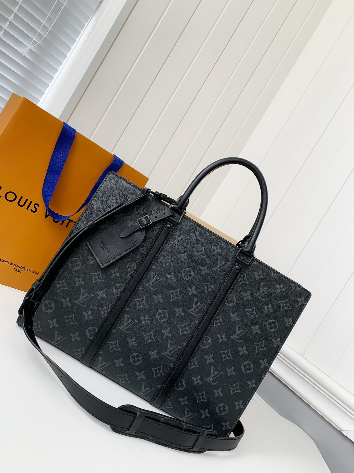 LV's new Sac Plat Horizontal Zippé men's black flower briefcase M45165 Size: 31*39*8.5cm
